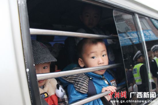 “山寨校車”隱患嚴(yán)重 資源交警保障留守兒童出行 \