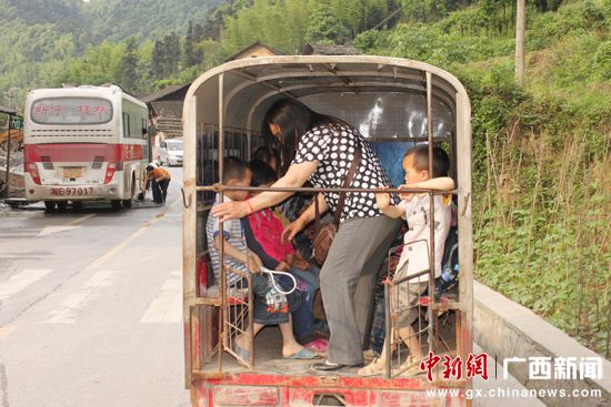 “山寨校車”隱患嚴(yán)重 資源交警保障留守兒童出行 \