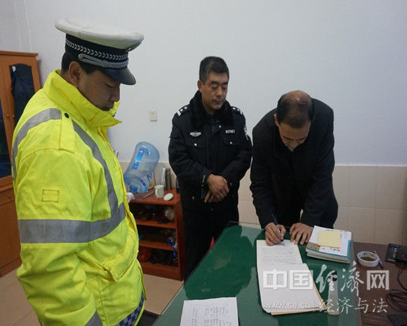 山東東營交警開展校車交通安全隱患排查整改工作/ 山東東營交警開展校車交通安全隱患排查整改工作