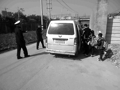 “黑校車”內擠了12名小學生