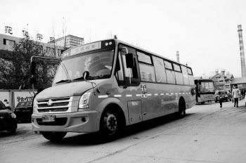 12月25日,在經濟技術開發區德開小學門前,接送孩子放學的校車。