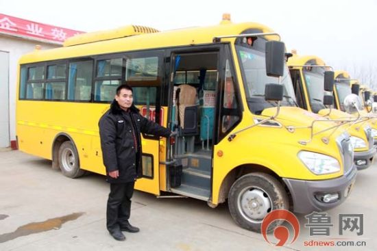 公司工作人員介紹校車情況