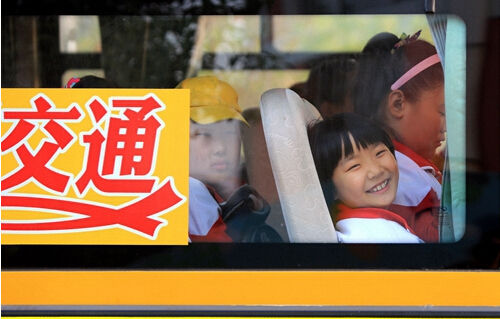 濱州市中小學“平安校車”實現全覆蓋 《美麗交通,平安校車》——濱城區六中的小學生乘坐平安校車回家路上