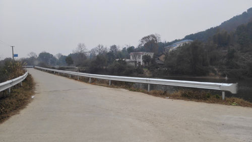 湘潭市農村處完善校車線路安保護欄1.6萬米/ 湘潭市農村處完善校車線路安保護欄1.6萬米