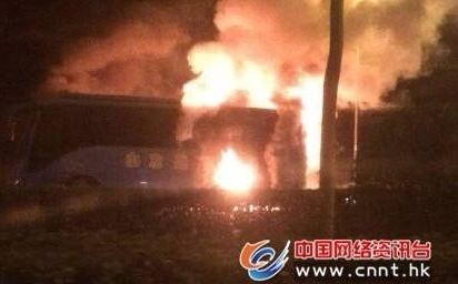 山東濟南一輛校車發(fā)生起火自燃 火光沖天 山東濟南一輛校車發(fā)生起火自燃 火光沖天