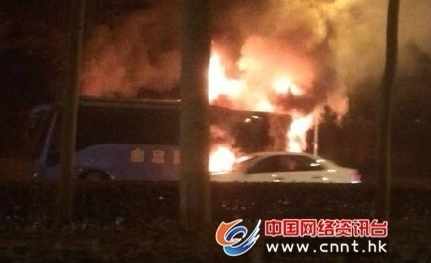 山東濟南一輛校車發(fā)生起火自燃 火光沖天 山東濟南一輛校車發(fā)生起火自燃 火光沖天