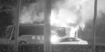 報廢校車被拖運過程中起大火/ 報廢校車被拖運過程中起大火