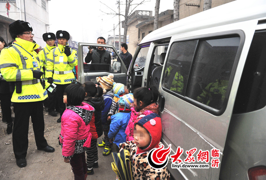 臨沂一黑校車核載7人實載11人 嚴(yán)重超載被查 臨沂一黑校車核載7人實載11人 嚴(yán)重超載被查