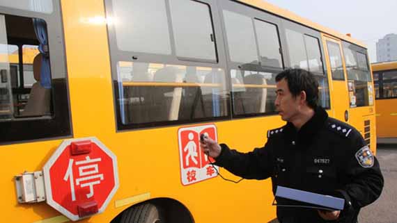 招遠(yuǎn):交警集中檢驗(yàn)131輛申請(qǐng)校車許可機(jī)動(dòng)車