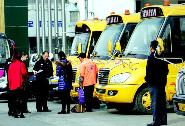 宜昌:集中查驗校車28臺 揪出6臺“病車” 開學季宜昌集中查驗校車28臺 揪出6臺“病車”