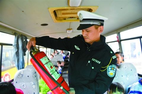 交警在三水區各主干道突擊檢查校車。 　　佛山日報記者李護彬攝