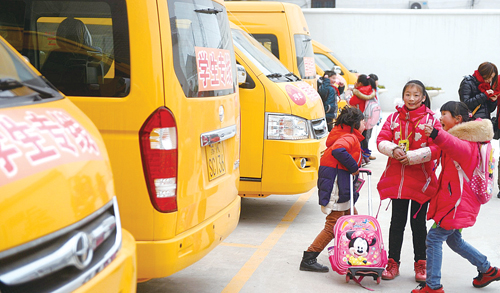 揚州市:兩所學校首批30輛新能源純電動校車正式投入運營 點擊圖片分享到上海灘微博