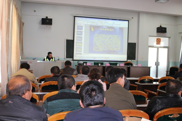 哈密市教育系統召開2015年校車駕駛員安全培訓會議/