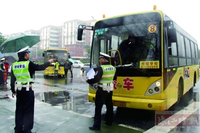 佛山：四校車滿載學生 卻未啟用警示燈