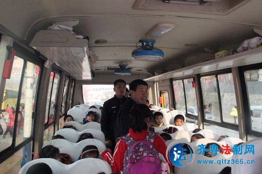 五蓮城關(guān)派出所加強全國“兩會”期間校車管理