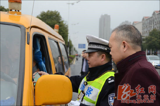 教育局協(xié)同交警督查校車