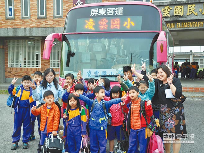 師法外國學校，凌雲國小將公車作為學童交通車。（林和生攝）