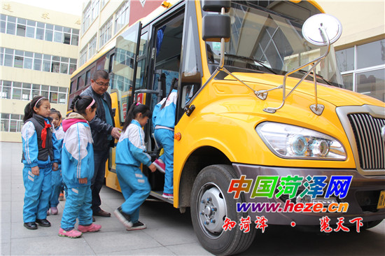 菏澤:市區首批“大鼻子”校車上路運營 菏澤:市區首批“大鼻子”校車上路運營