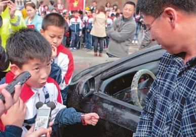 長春:校車“起火”孩子們熟練應(yīng)對 長春:校車“起火”孩子們熟練應(yīng)對