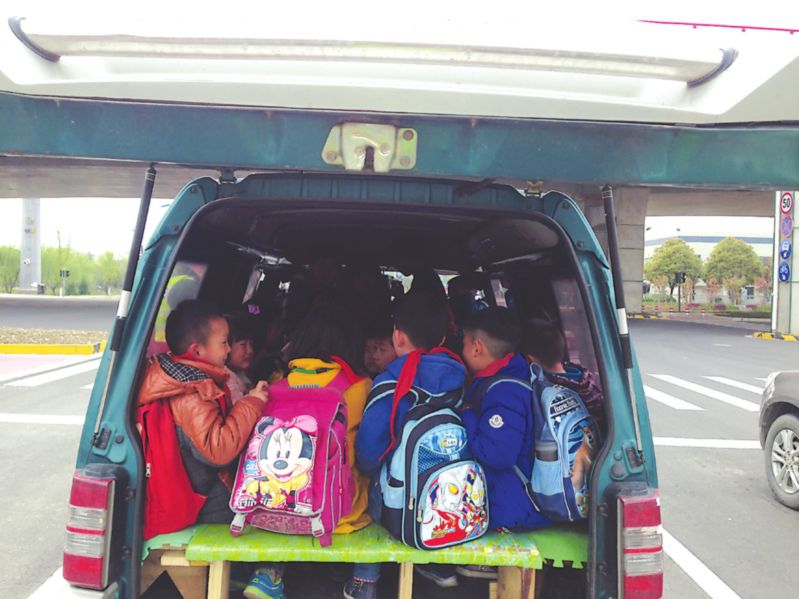 園區(qū)兩輛超載“黑校車(chē)”被查 接送的是同一小學(xué)的學(xué)生