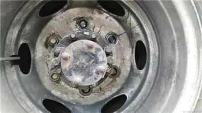 一顆螺絲掛輪胎  校車依舊路上跑