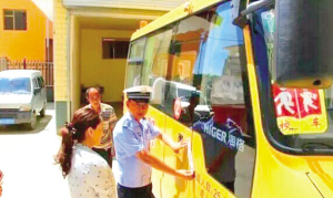 城關交警聯合多部門檢查校車安全/ 城關交警聯合多部門檢查校車安全