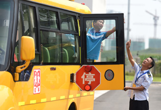 南京:全面檢查校車 迎開學季的到來