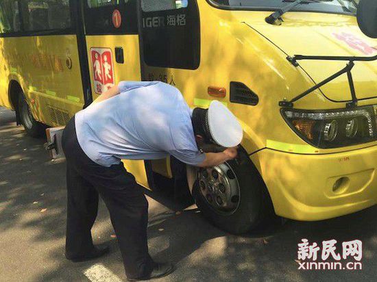 圖說：在新學期即將開學之際，徐匯公安分局交警支隊對轄區內的270余輛校車進行安全隱患大排查。新民晚報新民網記者胡彥珣