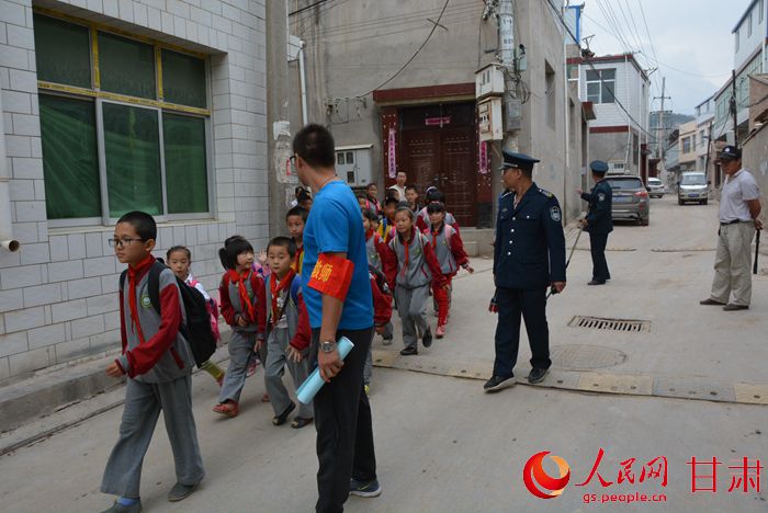 保安持械護送孩子去乘車點（劉海天 攝）