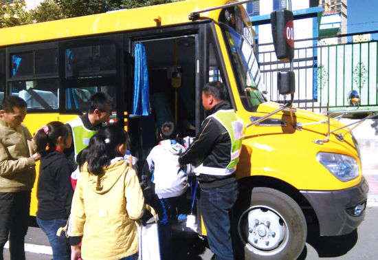 “黃鼻子”校車亮相呼和浩特