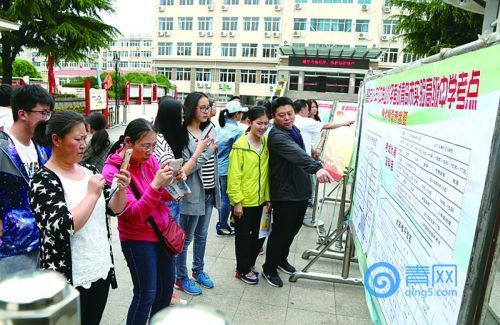 校車扮演“愛心送考車”服務(wù)中考考生