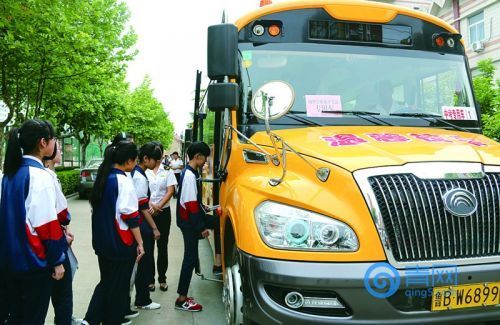 校車扮演“愛心送考車”服務(wù)中考考生