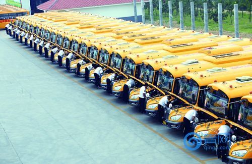 校車扮演“愛心送考車”服務(wù)中考考生