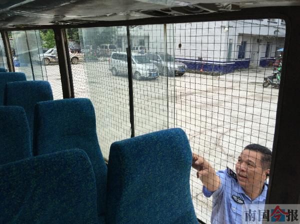 無牌黑校車超載176%,孩子安全置于何地 無牌黑校車超載176%,孩子安全置于何地