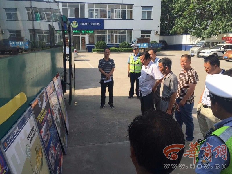 各地掀起幼兒園校車安全宣傳大幕,確保學生出行安全 當日上午,交斜中隊召集轄區各幼兒園負責人及校車駕駛員共40余人,參加了安全教育宣傳大會。會上,民警通過視頻介紹了黑校車存在的安全隱患,以及近年來由于交通事故引發的群死群傷事件及校車亡人事故案例。