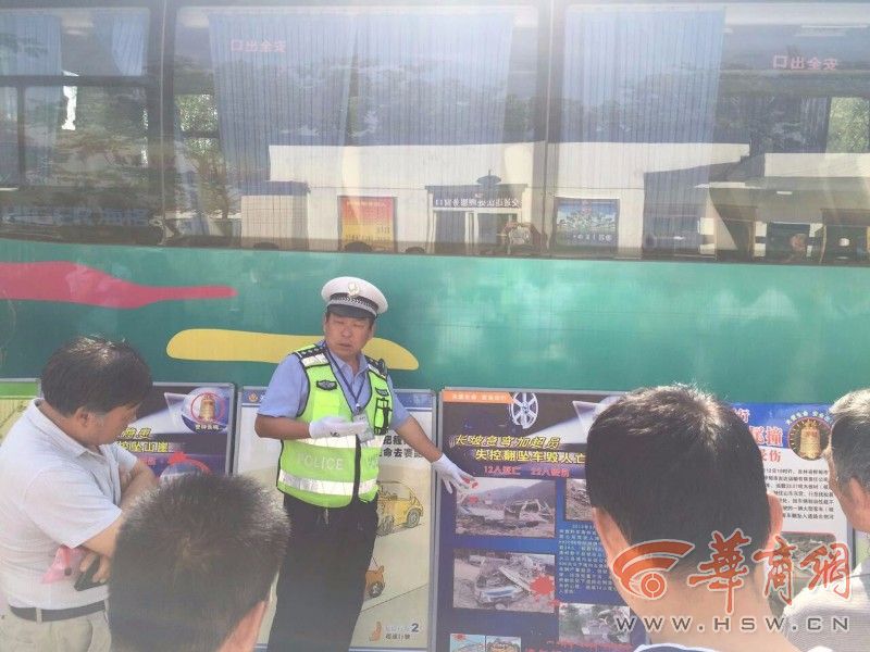 各地掀起幼兒園校車安全宣傳大幕,確保學生出行安全 當日上午,交斜中隊召集轄區各幼兒園負責人及校車駕駛員共40余人,參加了安全教育宣傳大會。會上,民警通過視頻介紹了黑校車存在的安全隱患,以及近年來由于交通事故引發的群死群傷事件及校車亡人事故案例。