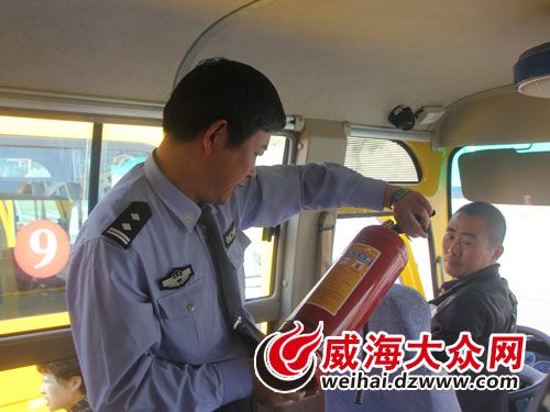 山東威海校車運營安全添三重保障/ 山東威海校車運營安全添三重保障