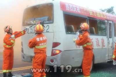 校車突發(fā)事件應(yīng)急救援演練活動(dòng)在常德臨澧開(kāi)展