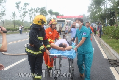 校車突發(fā)事件應(yīng)急救援演練活動(dòng)在常德臨澧開(kāi)展