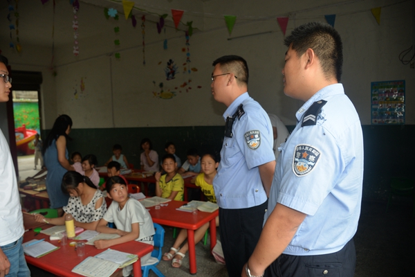 信陽(yáng)明港暑期也要狠抓幼兒園校車道路交通安全管理工作/ 信陽(yáng)明港暑期也要狠抓幼兒園校車道路交通安全管理工作