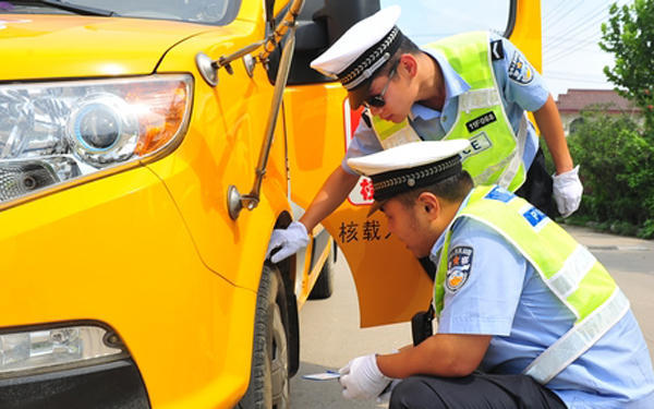 臨沂河?xùn)|交警“體檢”轄區(qū)內(nèi)校車 迎開學(xué) 臨沂河?xùn)|交警“體檢”轄區(qū)內(nèi)校車 迎開學(xué)