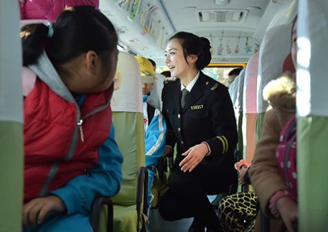 青島90后美女袁悅:我是特教校車照管員/ 青島90后美女袁悅:我是特教校車照管員