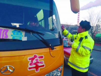 11月28日，市公安局交通警察局開展了校車違法行為專項整治行動。利用早晚接送學生的高峰時段，在全市范圍內設置34處學校周邊固定整頓組、50組巡邏管控組，全面對校車超員、超速、涉牌涉證等交通違法行為進行集中整治。整治行動當日，共計查獲校車各類交通違法行為30起，扣留非法營運黑校車3輛。