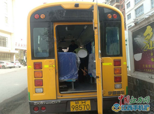 江西省景德鎮市:交警中隊深入學校落實校車安全檢查 江西省景德鎮市:交警中隊深入學校落實校車安全檢查