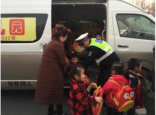 河北省廊坊市文安縣:“校車”嚴重超員 核載18人塞進32人 河北省廊坊市文安縣:“校車”嚴重超員 核載18人塞進32人