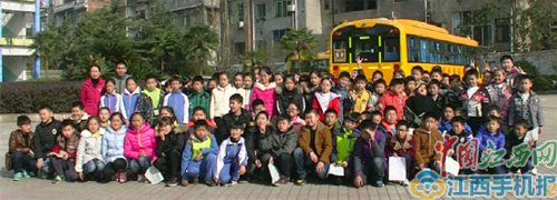 江西省蘆溪外國語學校開展校車安全演練 增強師生應急逃生能力