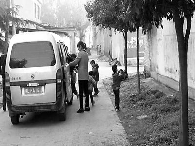 河南省南陽市桐柏縣:核載10人的校車實載39人 嚴重超載何來校車安全 河南省南陽市桐柏縣:核載10人的校車實載39人 嚴重超載何來校車安全