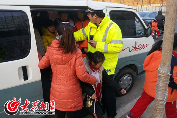 司機(jī)未取得校車資格證 違法超員接送學(xué)生被查處