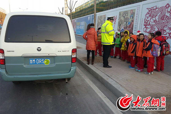 司機(jī)未取得校車資格證 違法超員接送學(xué)生被查處