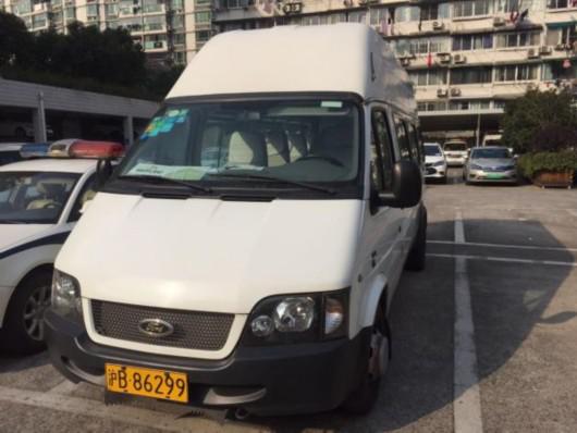 上海長寧一涉外幼兒園用無資質校車 校車司機被扣車罰2萬